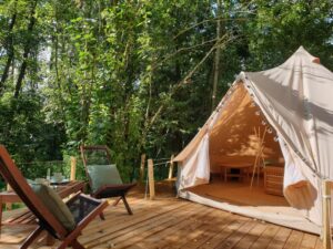 Dekoratyvinė nuotrauka glamping įrašui