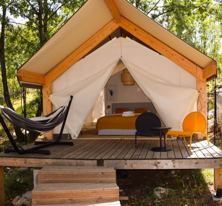 Dekoratyvinė nuotrauka glamping įrašui