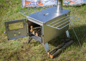 Turistinė krosnelė kieto kuro su įrankiais pagaminta iš nerūdijančio plieno palapinės apšiltinimui maisto gaminimui