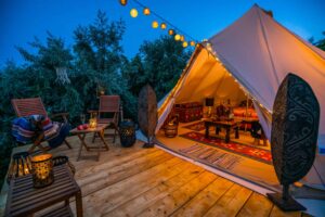 Dekoratyvinė nuotrauka glamping įrašui