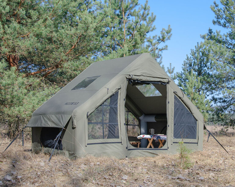 Pripučiama glamping palapinė pavasarį Lietuvos stovyklavietėje pušų apsuptyje - HIMA Glamping