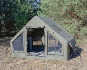 Pripučiama glamping palapinė pavasarį Lietuvos stovyklavietėje pušų apsuptyje - pateiktis - HIMA Glamping