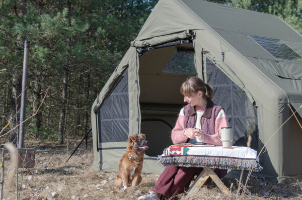 Pripučiama palapinė SAMANA - Pavasaris gamtoje - šuniukas ir mergina prie palapinės - HIMA Glamping