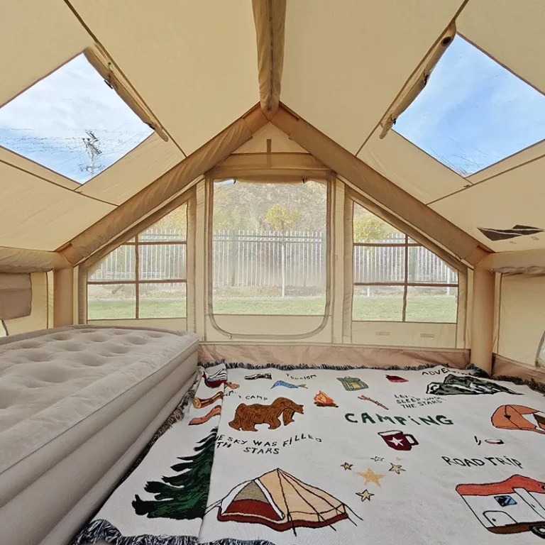 Pripučiamos glamping palapinės kopa šviesus vidus