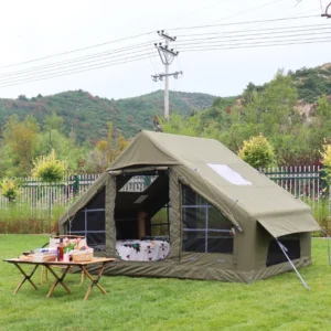 Pripučiama glamping palapinė stovyklavietėje iš šono