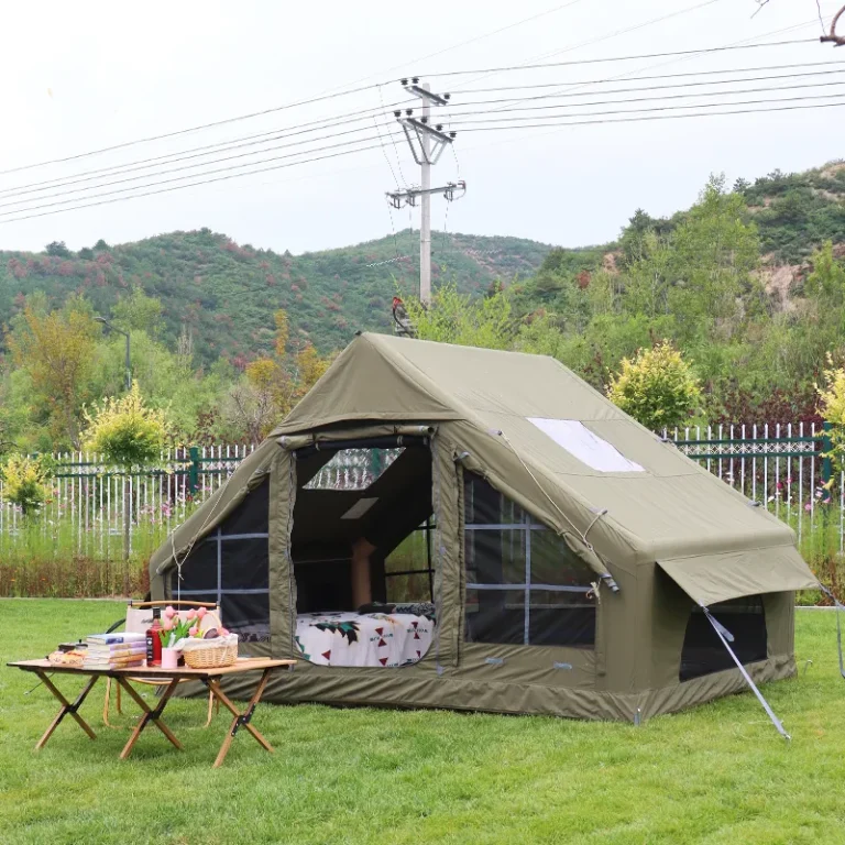 Pripučiama glamping palapinė stovyklavietėje iš šono