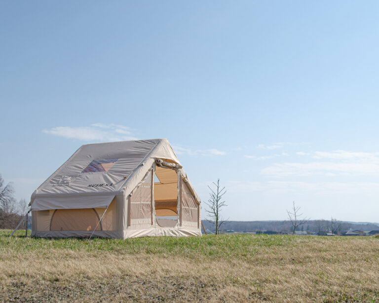 Pripučiama glamping palapinė KOPA Išraiškingai apšviesta