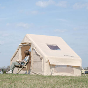 Pripučiama glamping palapinė KOPA stovyklavietėj su gyventoju skaitančiu knygą