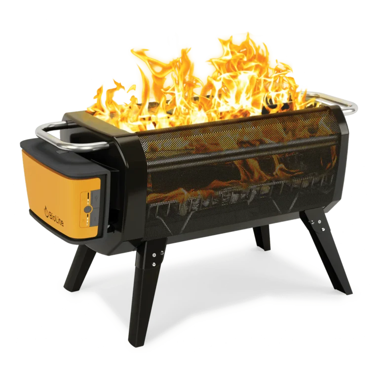 Turistinė nešiojama kepsninė bedūmų su permatomom sienom ir išorine baterija pastatyta permatomam fone