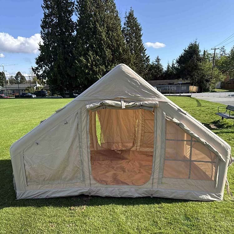 Pripučiama palapinė KOPA Glamping pastatyta kiemo pievoje