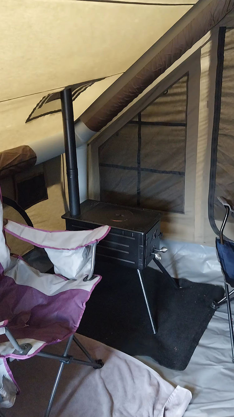 Pripučiama palapinė SAMANA Glamping vidus su krosnele