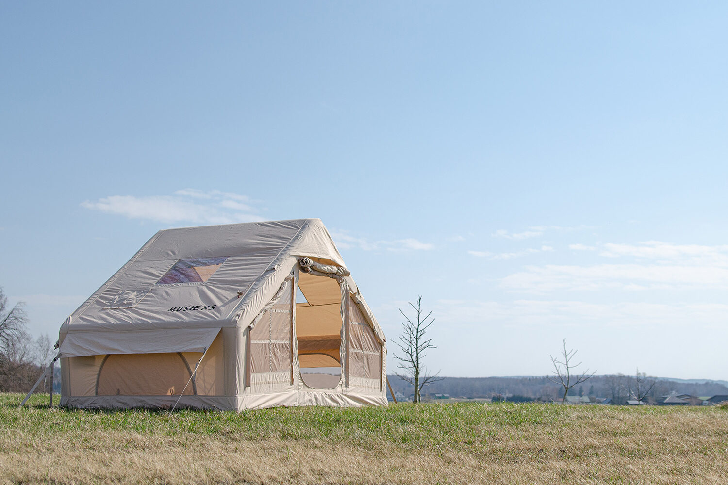 Pripučiama glamping palapinė KOPA Išraiškingai apšviesta