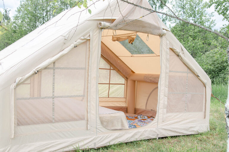 Pripučiama glamping palapinė HIMA Kieme šalia beržo