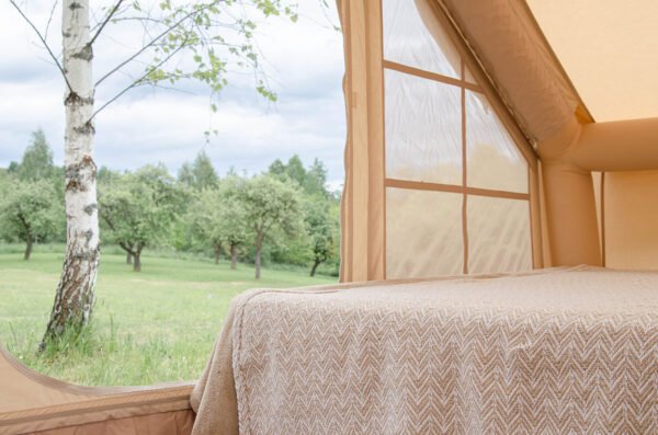 Pripučiama glamping palapinė stovyklavietėje HIMA kieme iš vidaus su pripučiamu čiužiniu