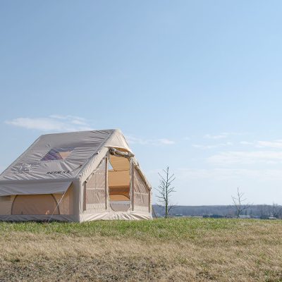 Pripučiama glamping palapinė KOPA Išraiškingai apšviesta