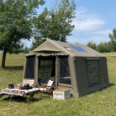 Pripučiama palapinė LIŪNAS pastatyta glamping stovyklavietėje