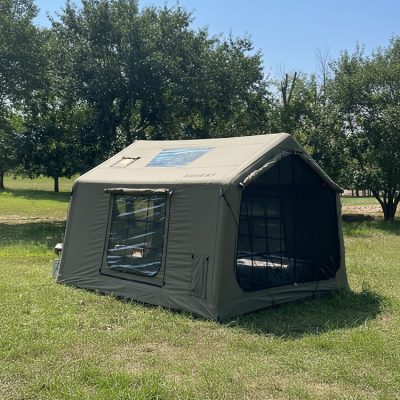 Pripučiama palapinė LIŪNAS pastatyta glamping stovyklavietėje nufotografuota iš šono