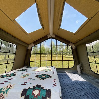 Pripučiama palapinė LIŪNAS pastatyta glamping stovyklavietėje nufotografuota iš vidaus