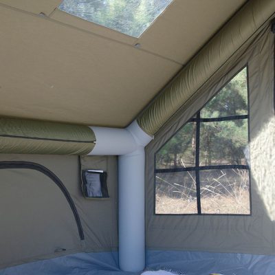 Pripučiama glamping palapinė pavasarį Lietuvos stovyklavietėje pušų apsuptyje - laikantieji oro kanalai - HIMA Glamping