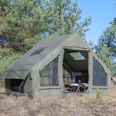 Pripučiama glamping palapinė pavasarį Lietuvos stovyklavietėje pušų apsuptyje - HIMA Glamping