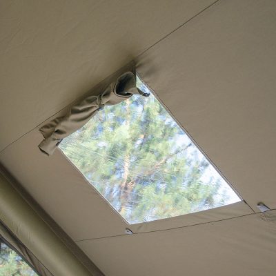 Pripučiama glamping palapinė pavasarį Lietuvos stovyklavietėje pušų apsuptyje - stoglangis - HIMA Glamping