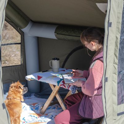 Pripučiama palapinė SAMANA - Pavasaris gamtoje - šuniukas ir mergina palapinės viduje - HIMA Glamping