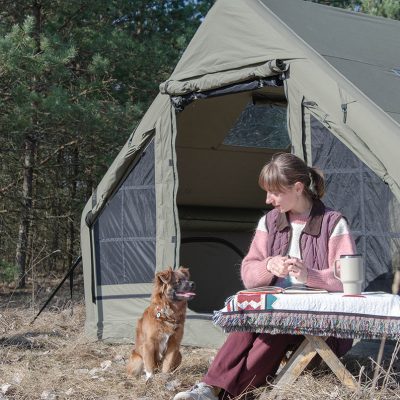 Pripučiama palapinė SAMANA - Pavasaris gamtoje - šuniukas ir mergina prie palapinės - HIMA Glamping