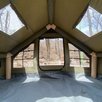 Pripučiama palapinė SAMANA rudenį pastatyta glamping stovyklavietėje nufotografuota iš vidaus