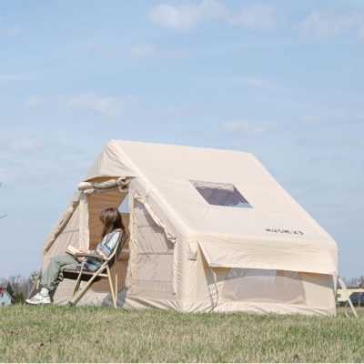 Pripučiama glamping palapinė KOPA stovyklavietėj su gyventoju skaitančiu knygą